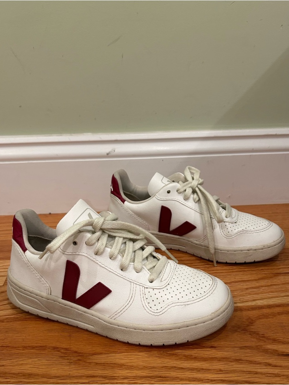 Veja V10 leather sneakers size 36